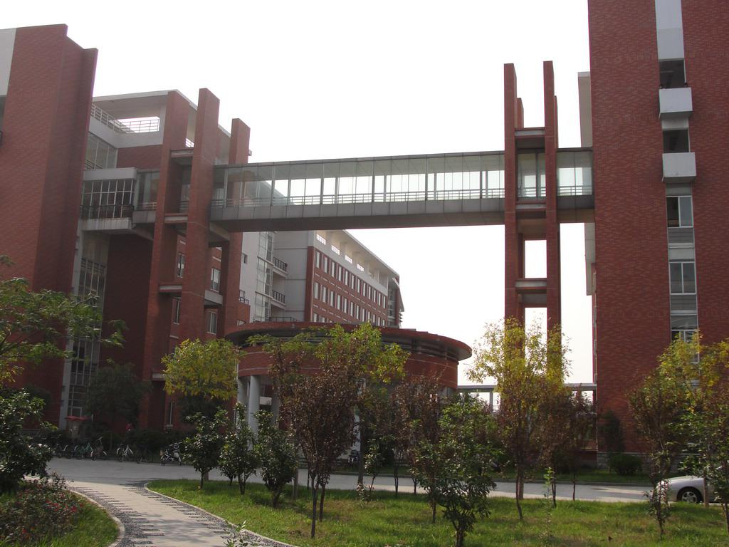 威尼斯欢乐娱人v3676教学办公楼.jpg